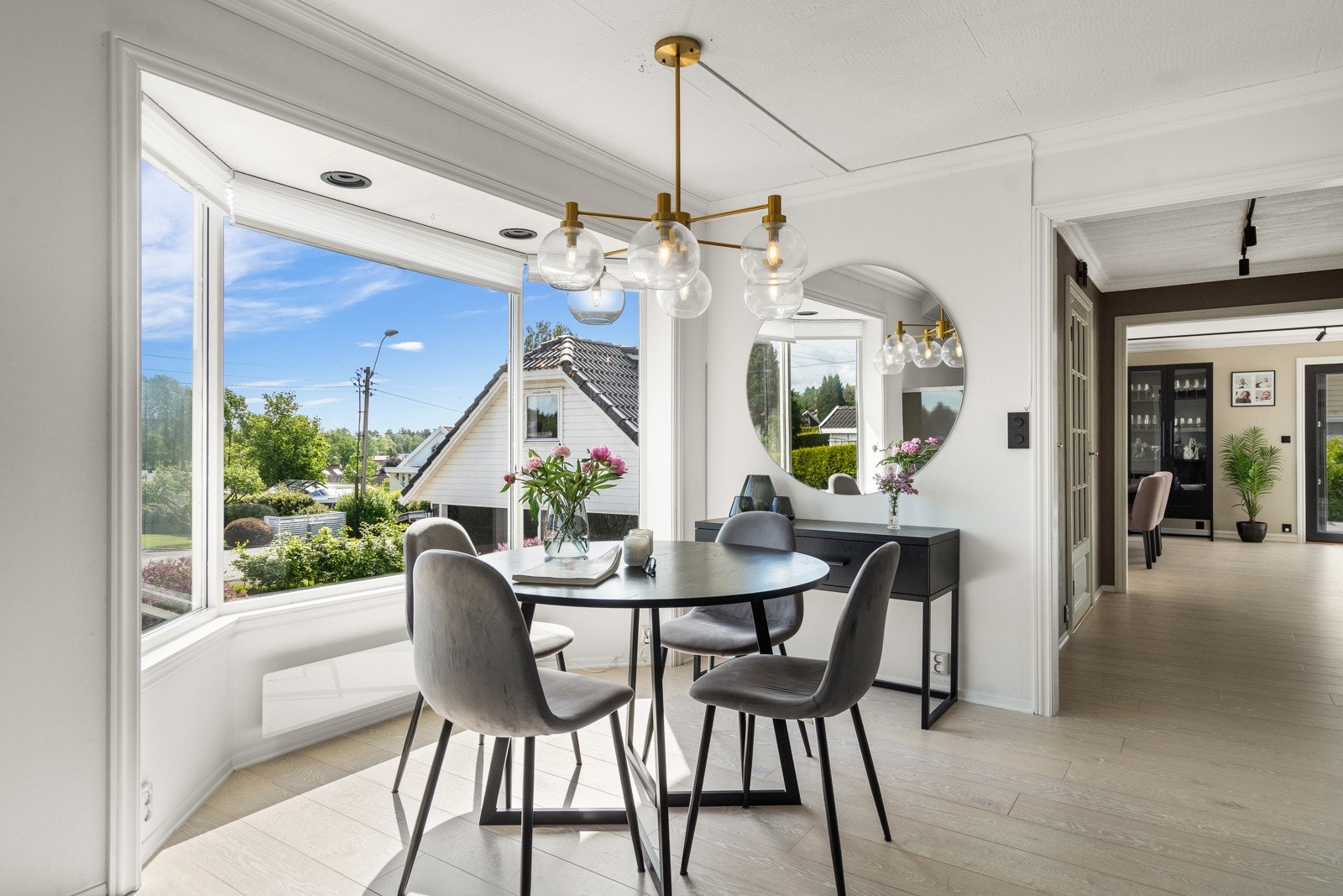 På kjøkkenet er det plass til en hyggelig spiseplass Galleribilde