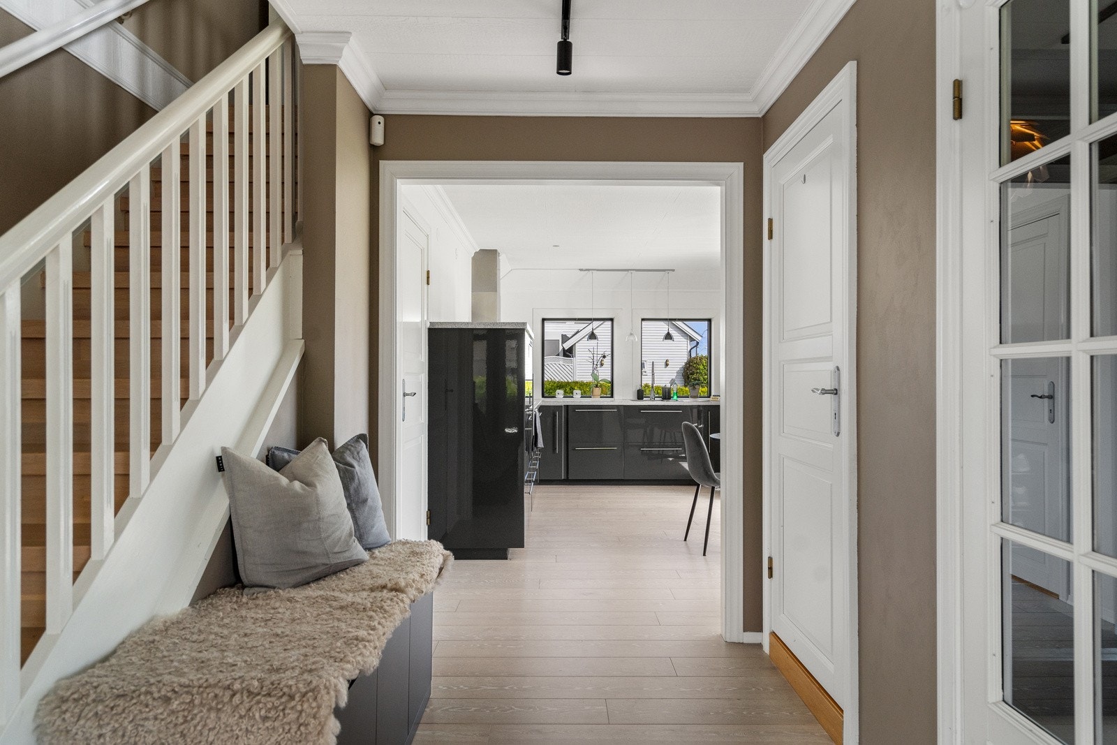 Trapp opp til 2. etasje. Det er montert varmpumpe i alle tre etasjene. Galleribilde