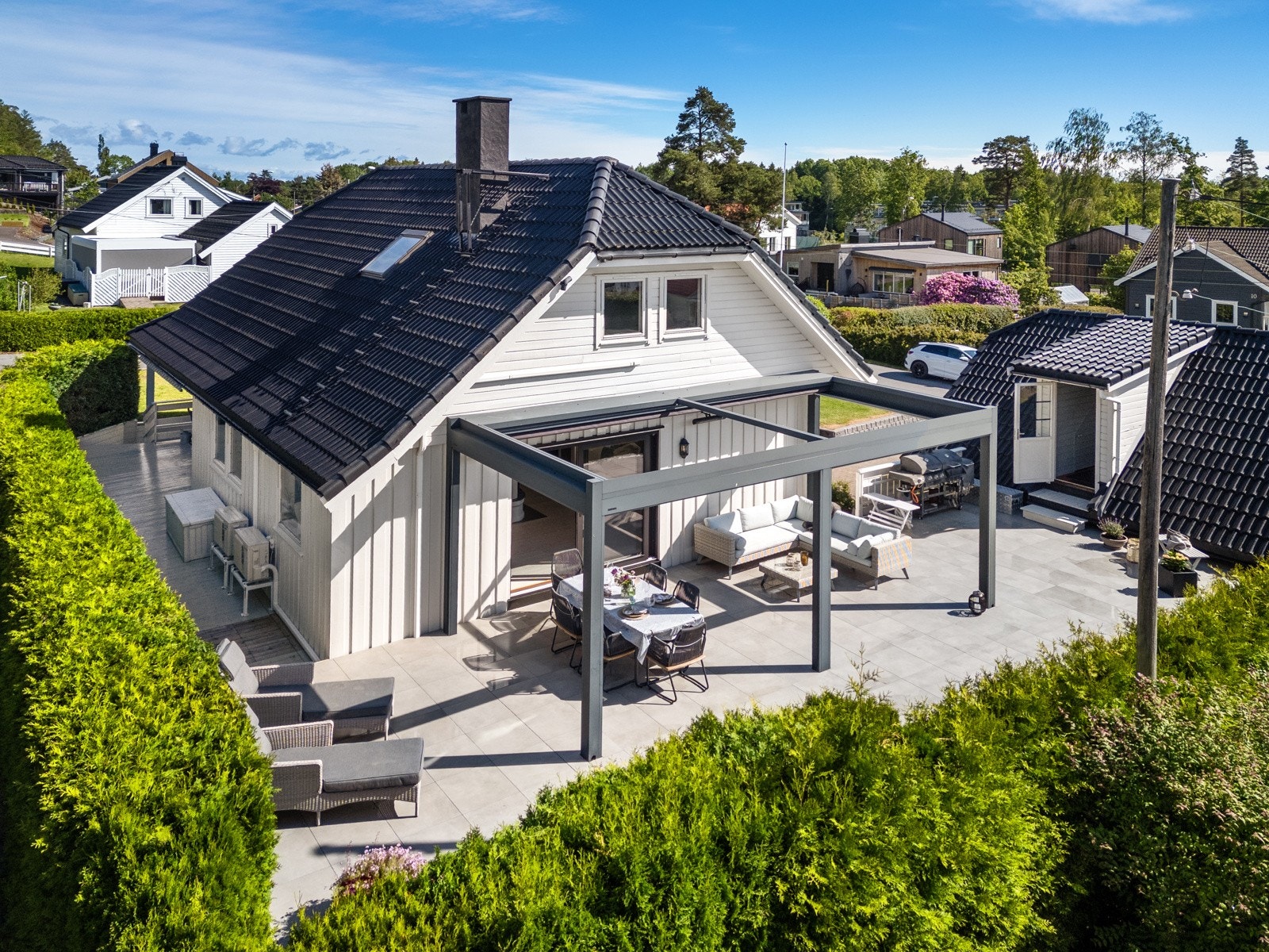 Nydelig, solrik og meget usjenert uteplass med elektrisk pergola Galleribilde