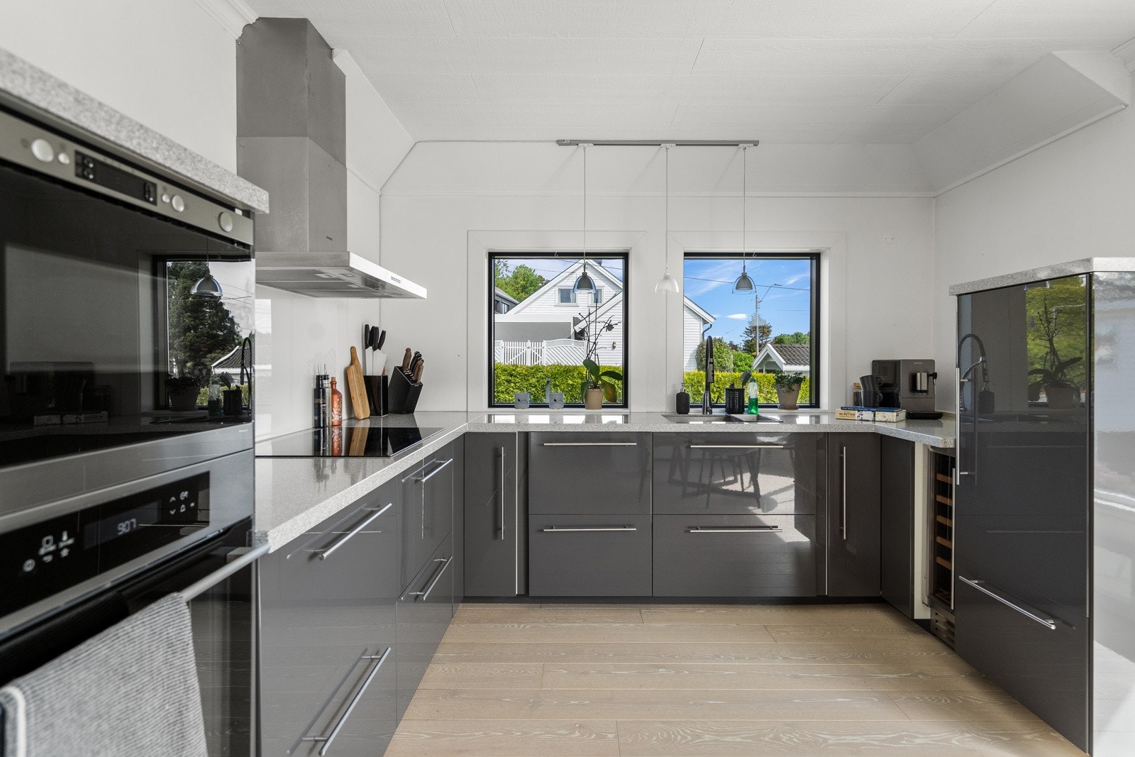 Pent kjøkken med mye skap- og benkeplass Galleribilde