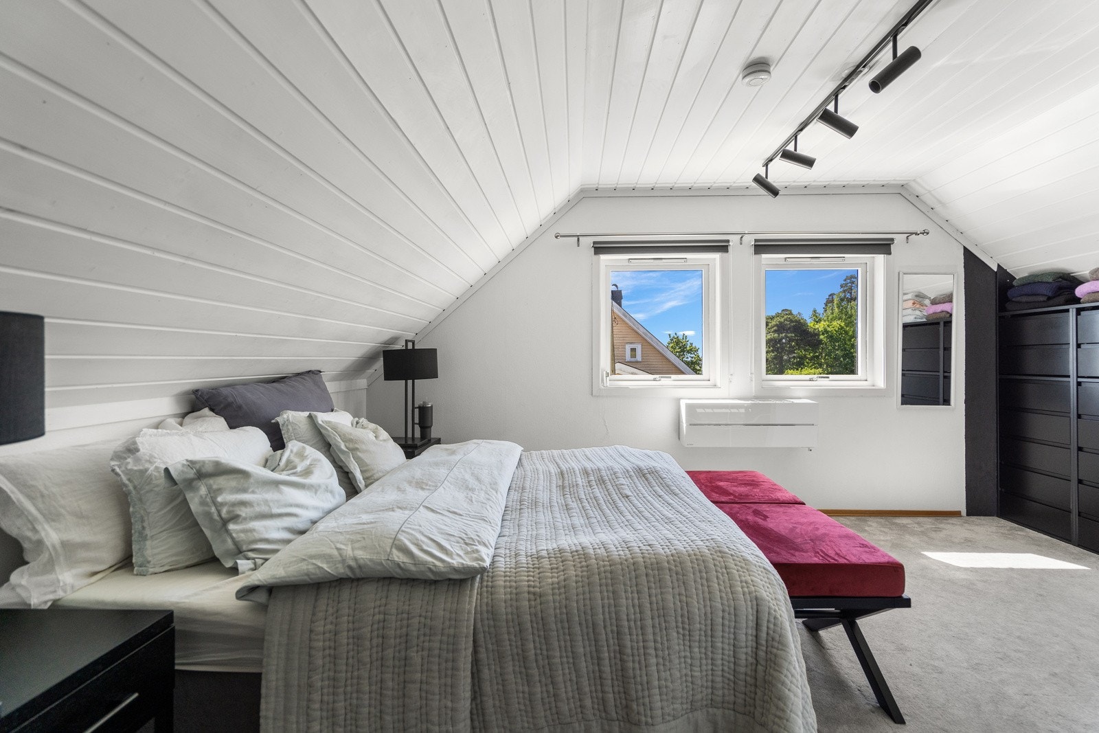 Romslig hovedsoverom med plassbygget garderobe Galleribilde