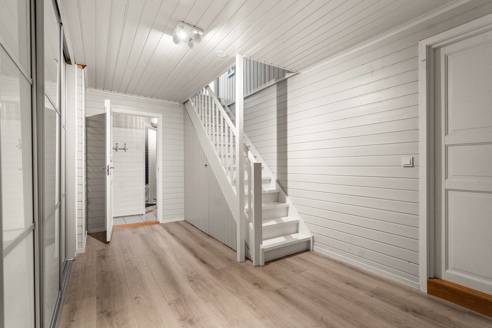 Trapp ned til kjeller - God lagrings plas under trapp og i stor skyvedørsgarderobe Galleribilde