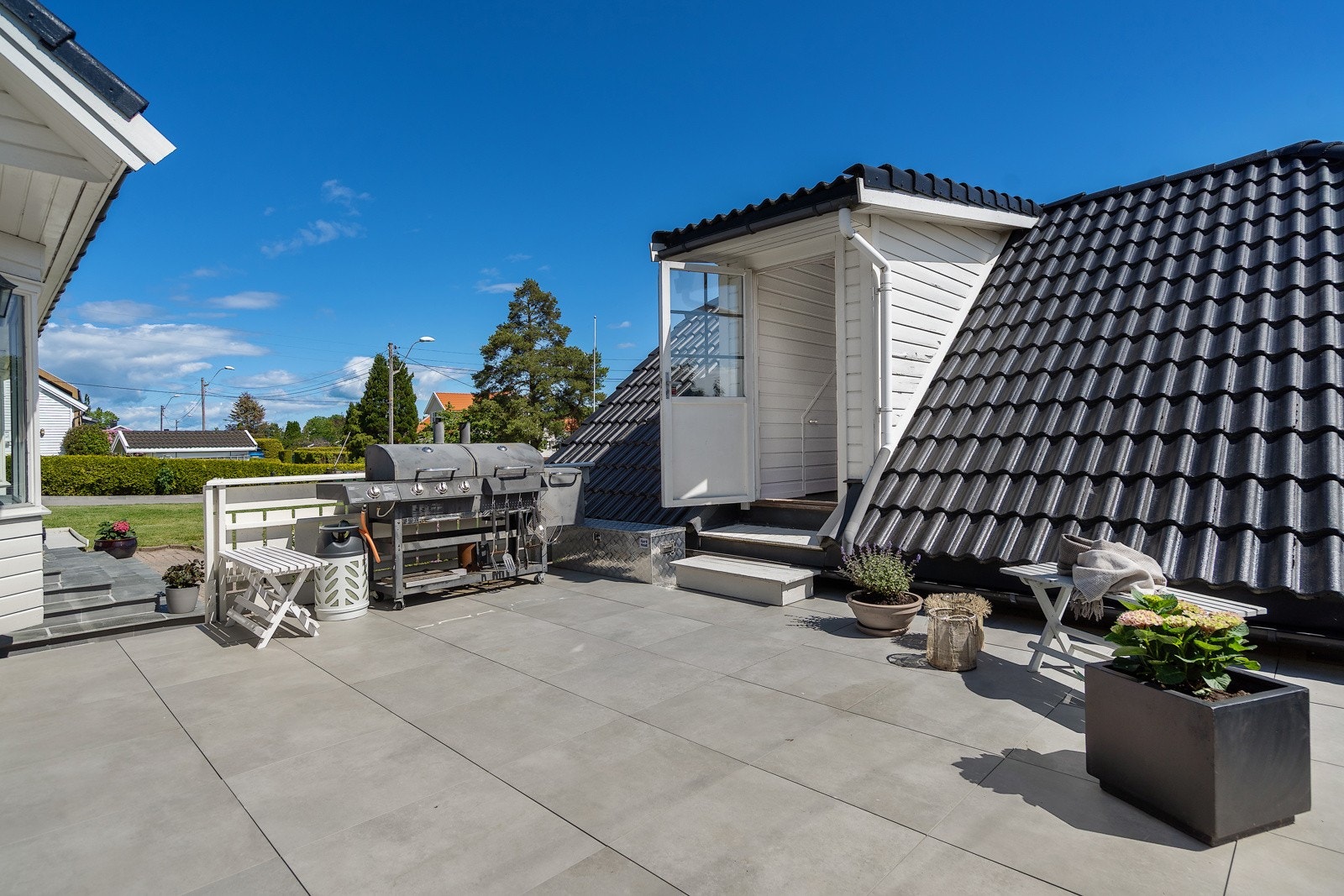 Uteplass med inngang til innredet loft over garasjen Galleribilde