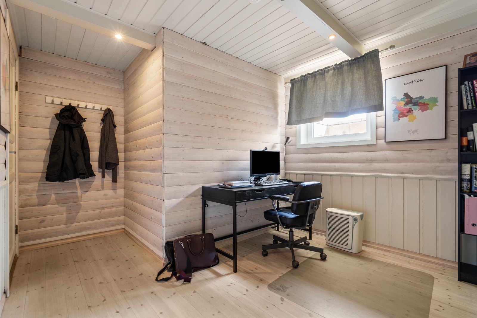 Kontorplass i kjelleren Galleribilde