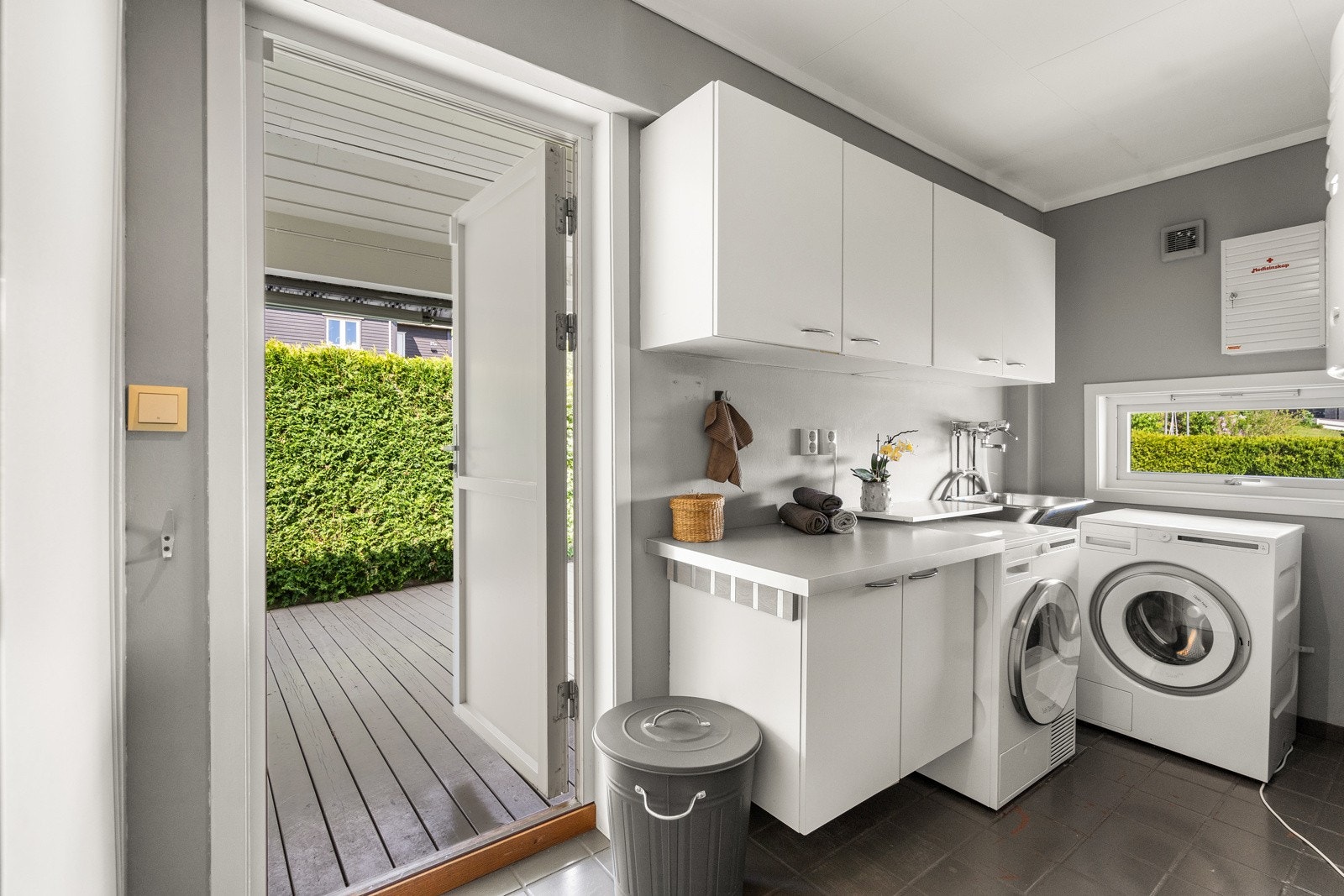 Vaskerom har utgang til bakhagen Galleribilde