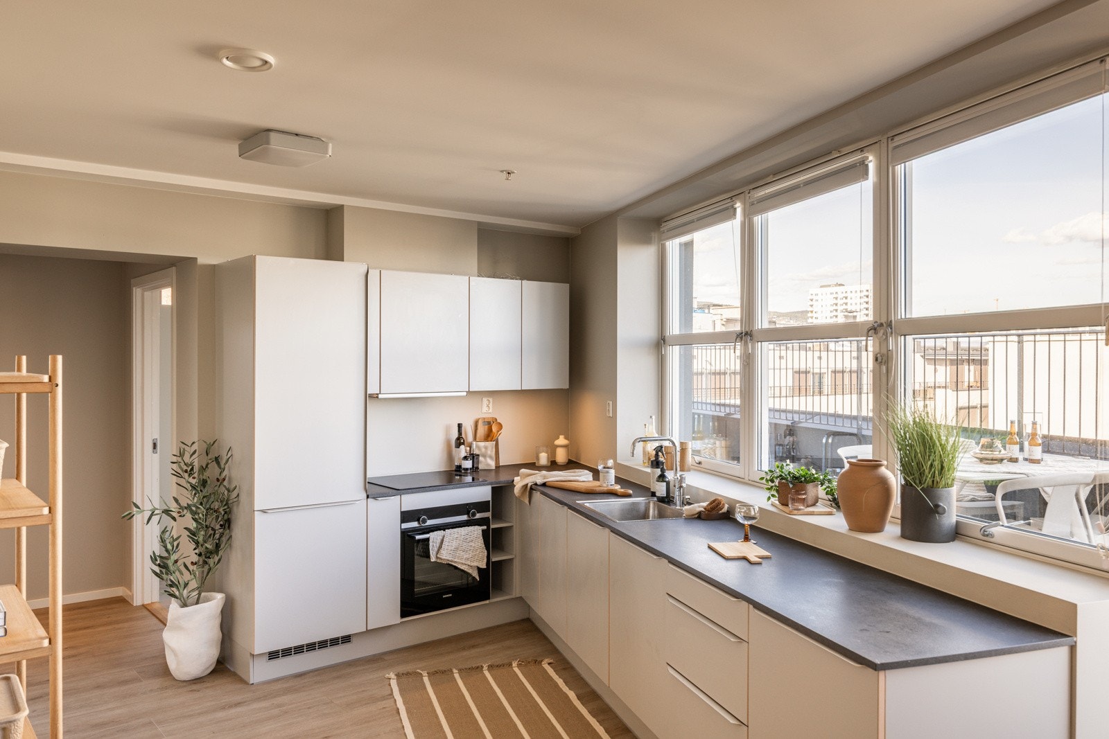 Kjøkkenet ligger i en fin og sosial åpen løsning med stuen. Stilrent og moderne HTH-kjøkken fra 2019 med god skap- og benkeplass. Galleribilde