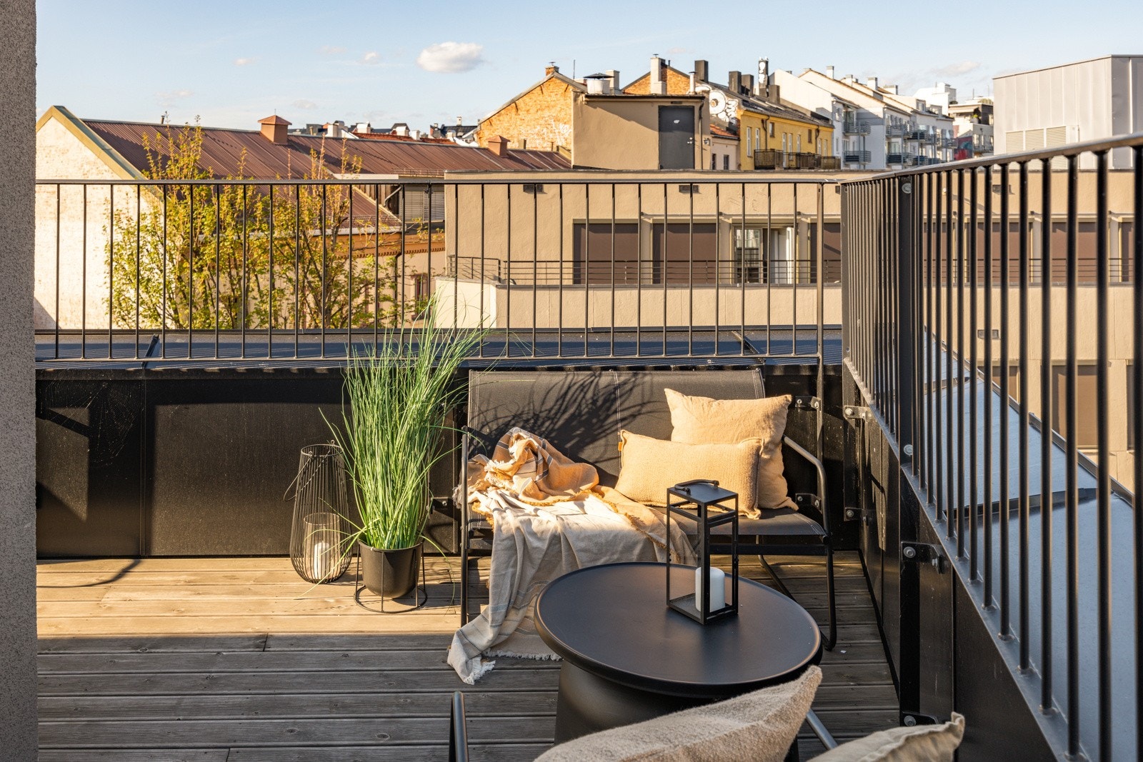 Beliggenheten i toppetasjen gjør at du sitter høyt og usjenert med lite innsyn og himmelrik utsikt. Galleribilde