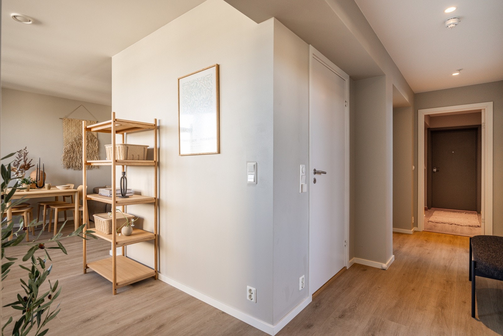 Gangen har god og moderne standard fra 2019 med pen enstavs laminat på gulv, glatte overflater malt i en tidløs farge, skjult elektrisk anlegg og downlights i himlingen. Galleribilde