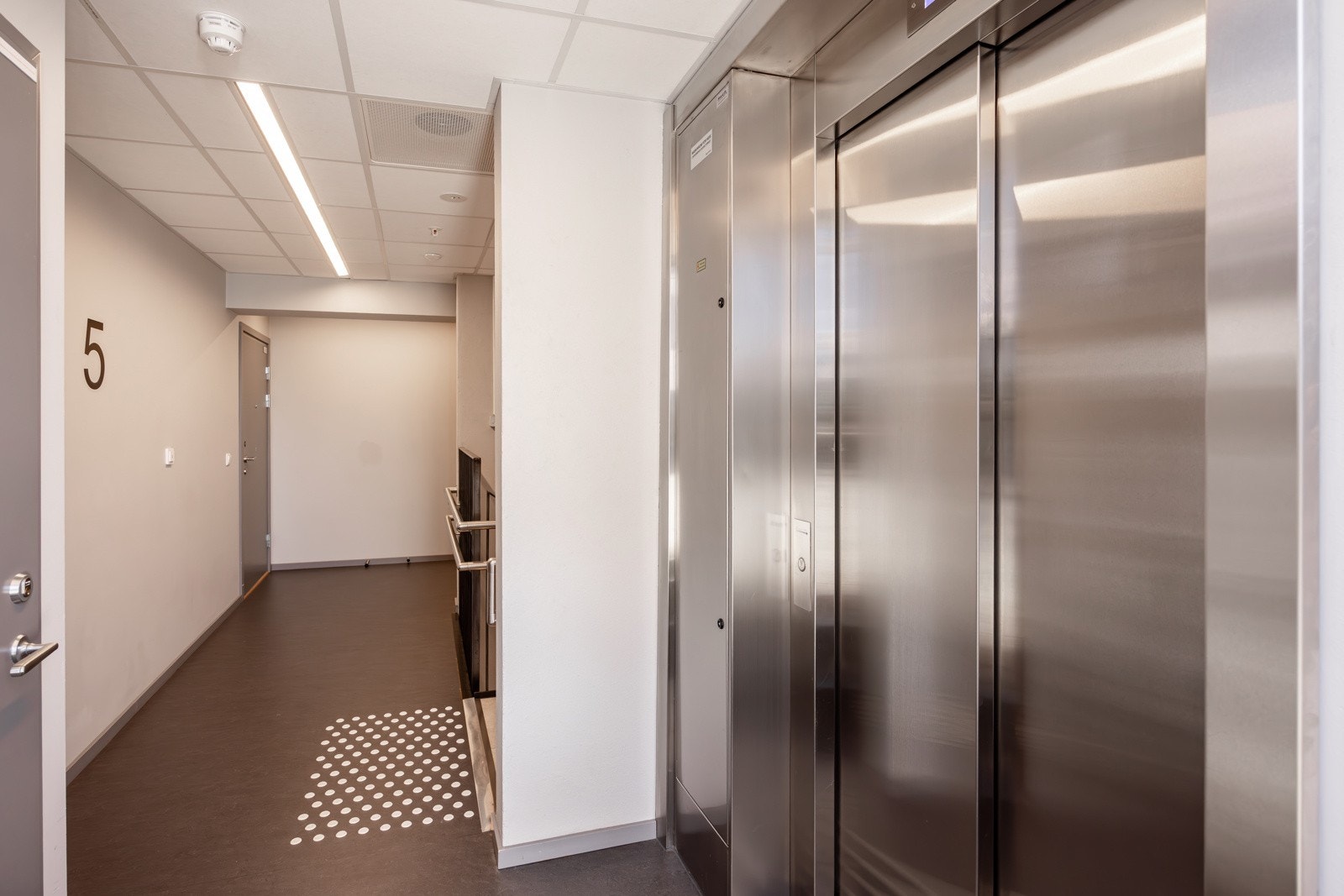 Du tar deg opp til leiligheten i byggets toppetasje (5. etasje) via felles trapperom med heis. Galleribilde