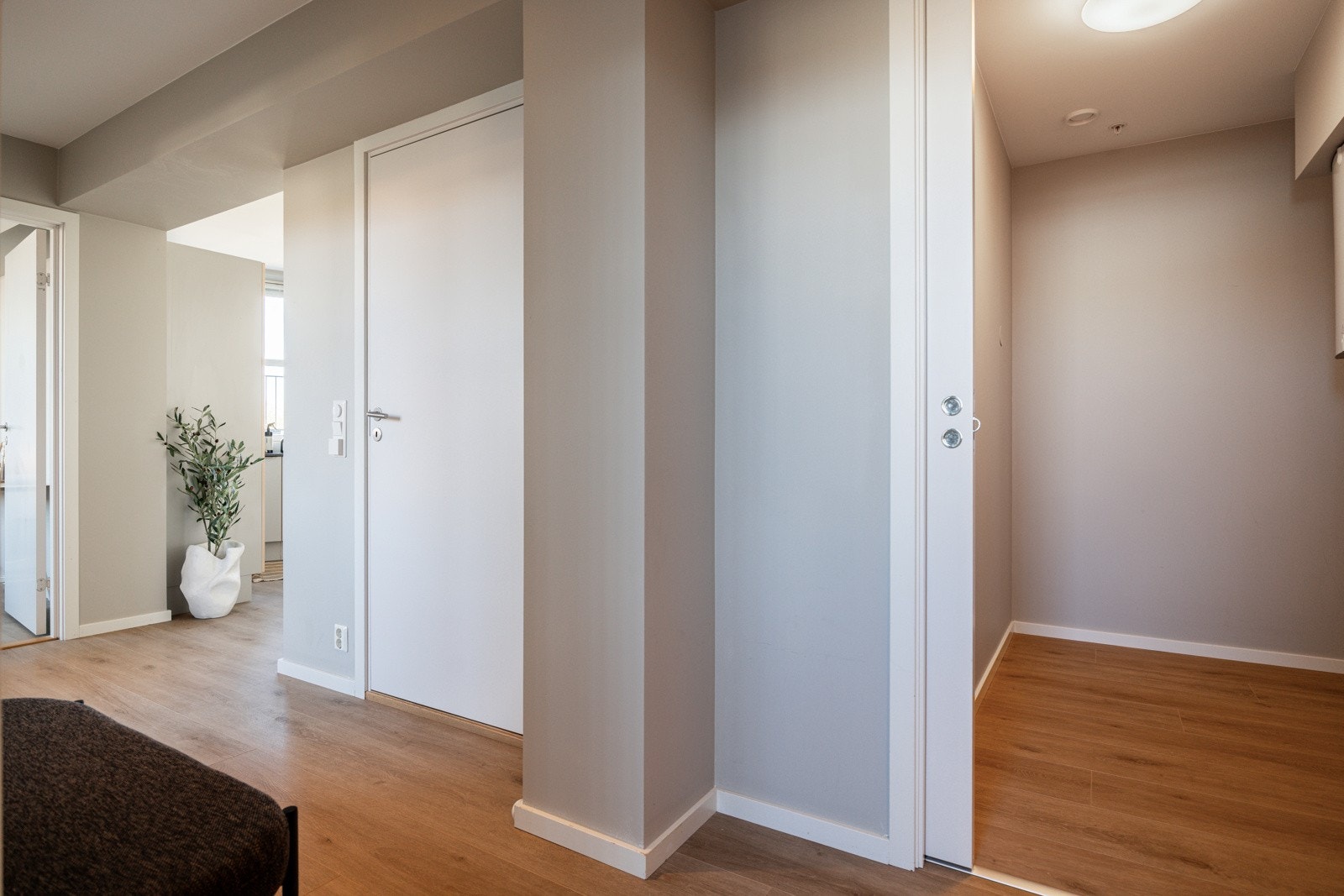 Fra gangen er det også adkomst til en praktisk innvendig bod med gode lagringsmuligheter. Galleribilde