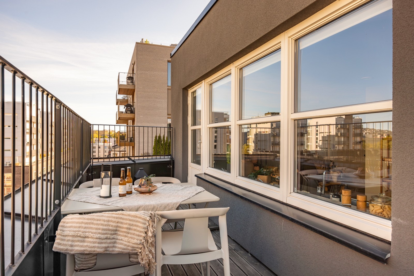 Fra stuen er det utgang til en stor og privat takterrasse på ca. 42m². Galleribilde