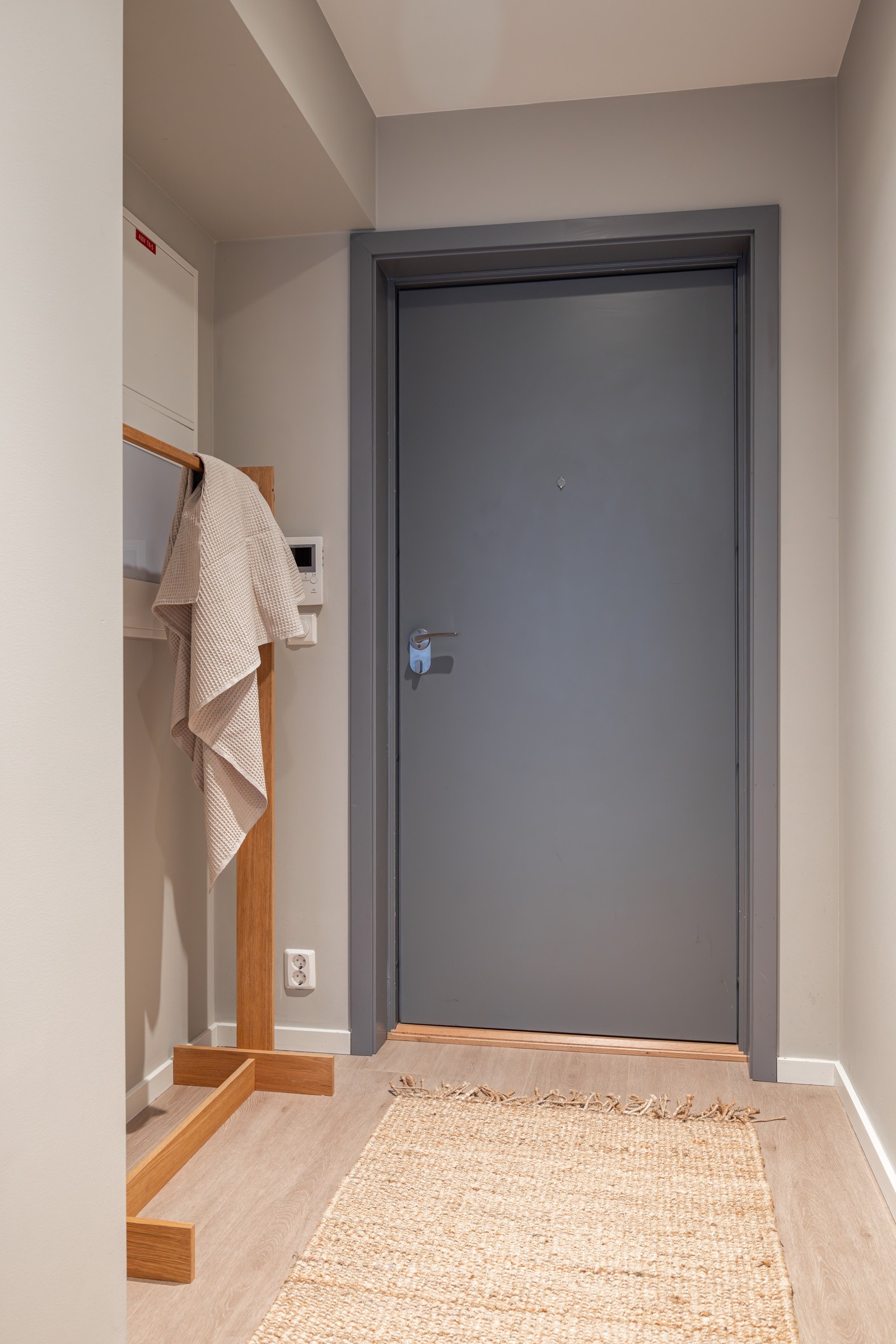 Når du entrer leiligheten, kommer du inn i en lys og innbydende entré med plass til sko og oppheng av yttertøy. Galleribilde