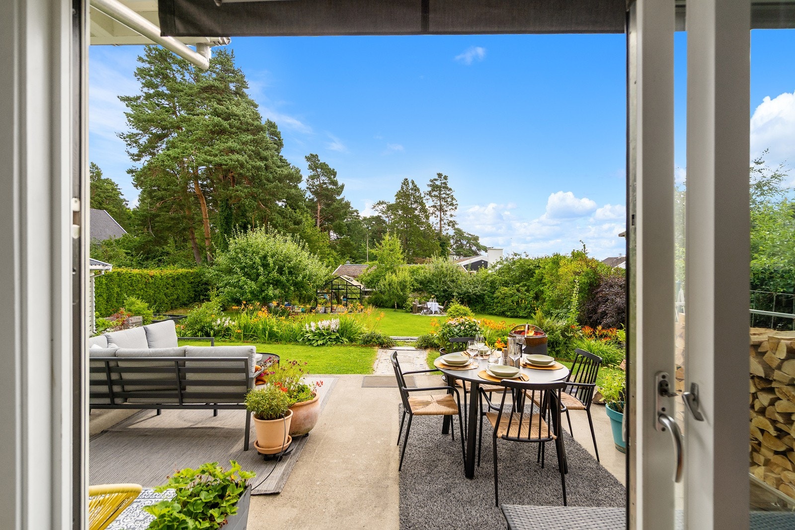 Utgang til en frodig, usjenert og solrik hage Galleribilde