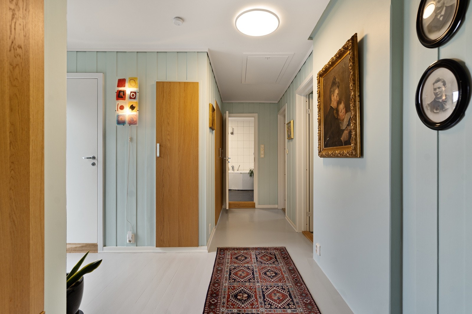 Her finner du hele 4 soverom, et bad samt et vaskerom Galleribilde