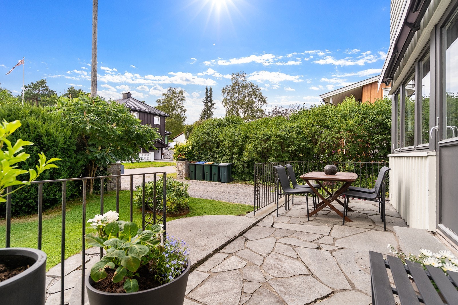 Lekkert med skiferterrasse Galleribilde