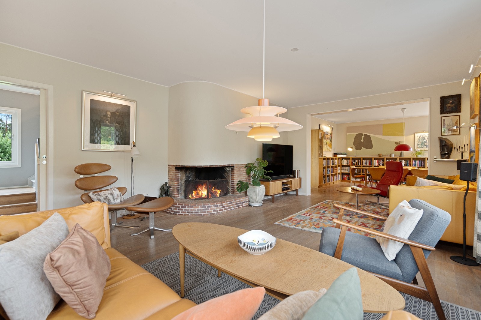 Lys og åpen stue med orginal peis Galleribilde