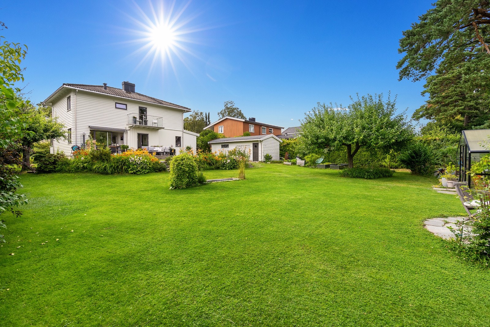 Stor, usjenert og barnevennlig hage Galleribilde