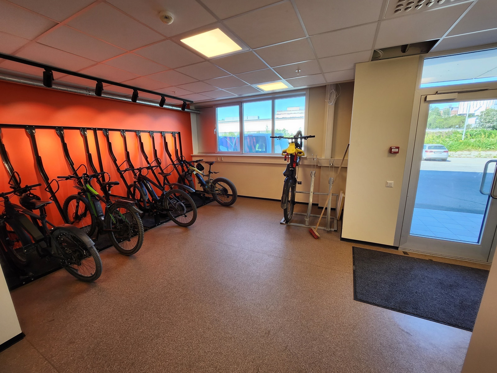 Felles inngangsparti med sykkelparkering Galleribilde