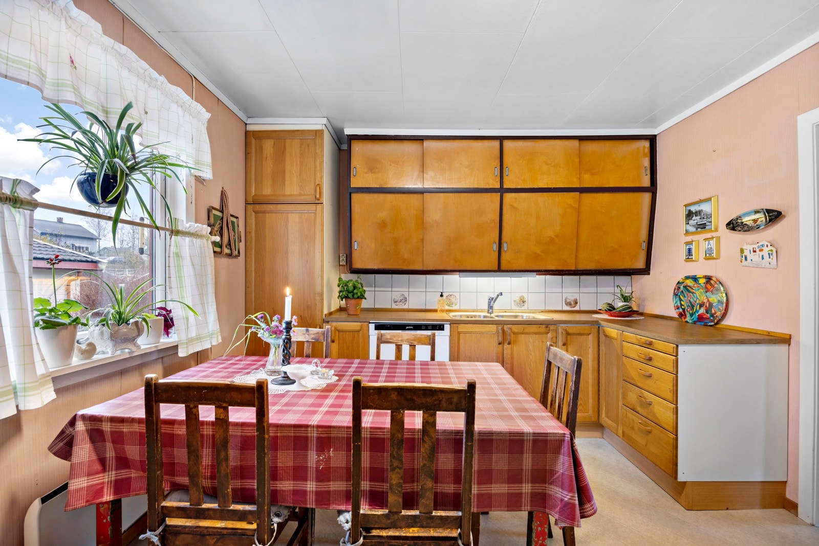 Eldre sjarmerende kjøkkeninnredning Galleribilde