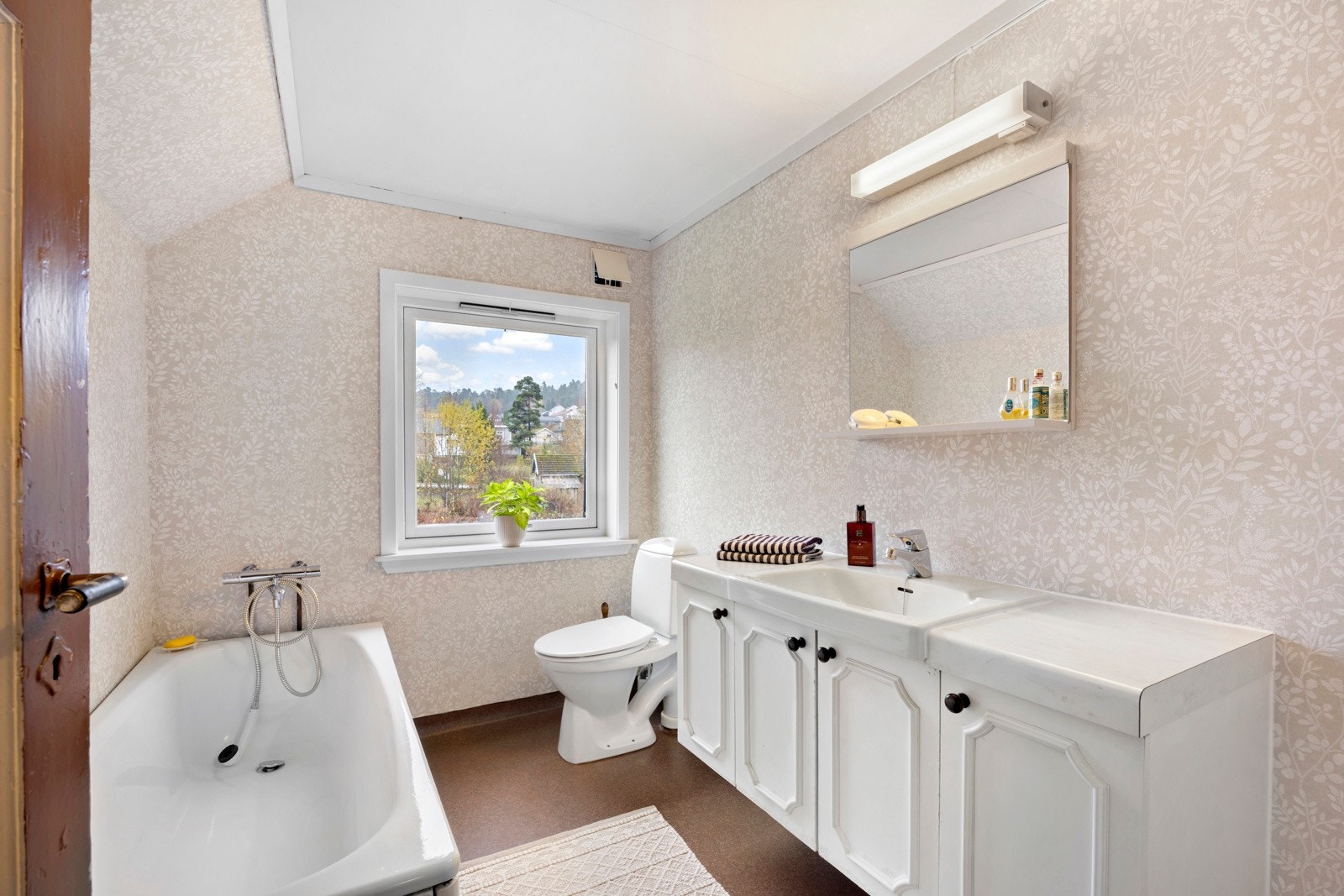 Boligen har 2 bad, ett i hver etasje, det ene med dusjkabinett det andre med badekar. Galleribilde