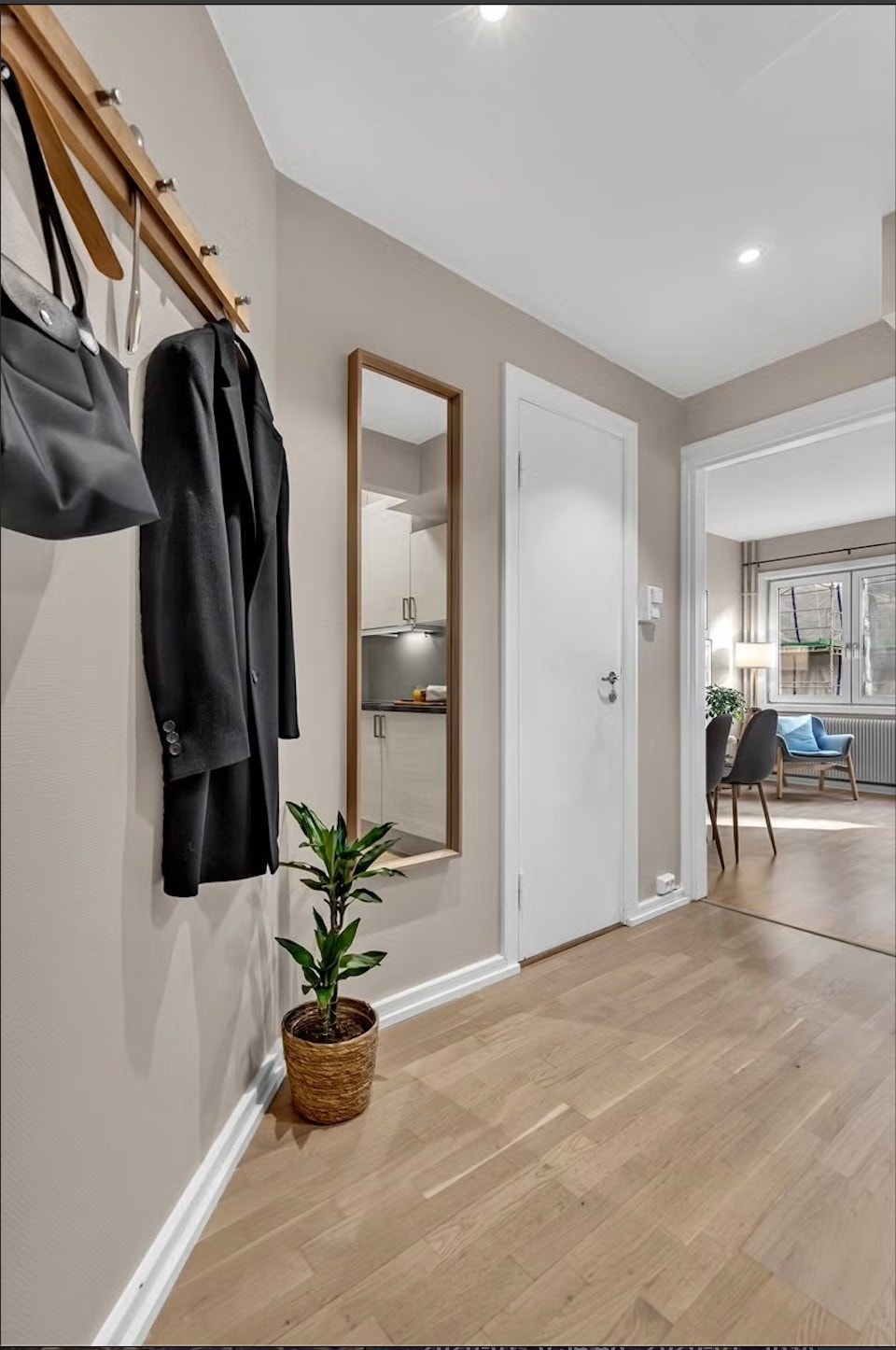 Inngangsparti med knagger til yttertøy. Galleribilde