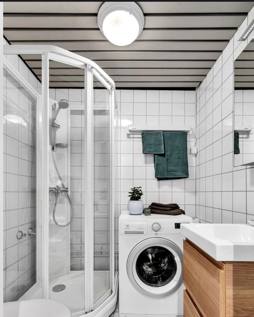 Baderom med ny vaskemaskin fra 2022. Galleribilde