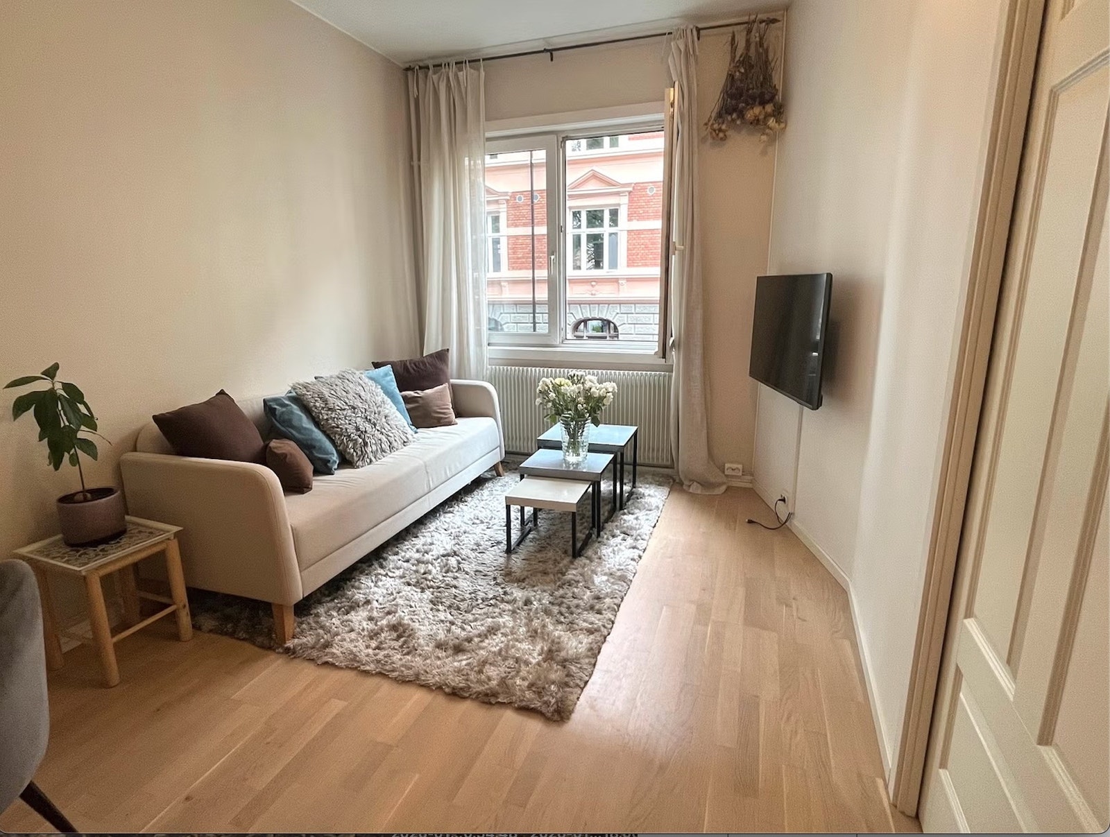 Inspirasjon til innredning av stue. Tv er vegghengt, og kan vinkles samt skyves inn og ut. Galleribilde