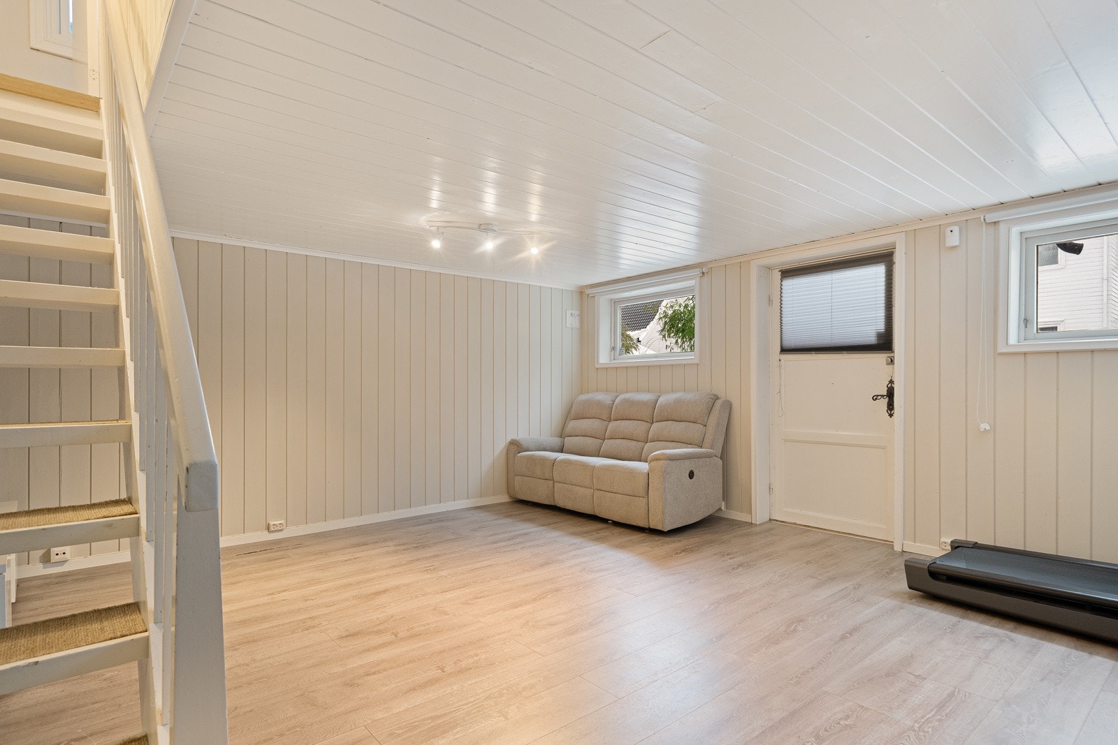 Underetasjen byr på en romslig og anvendelig stue som gir boligen et ekstra rom. Denne egner seg svært godt som TV-stue, ungdomsavdeling eller lekerom, og gir gode muligheter for å skape separate soner i boligen. Galleribilde