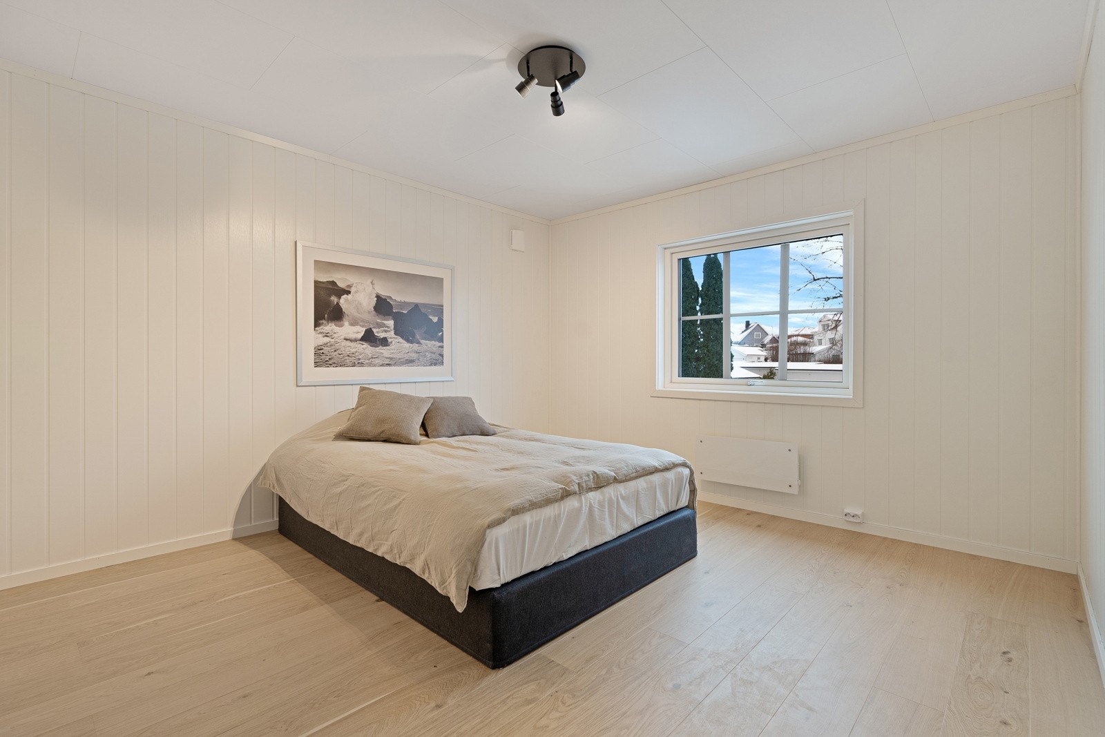 Leiligheten har to soverom av god størrelse, begge med plass til seng og garderobeløsninger. Galleribilde