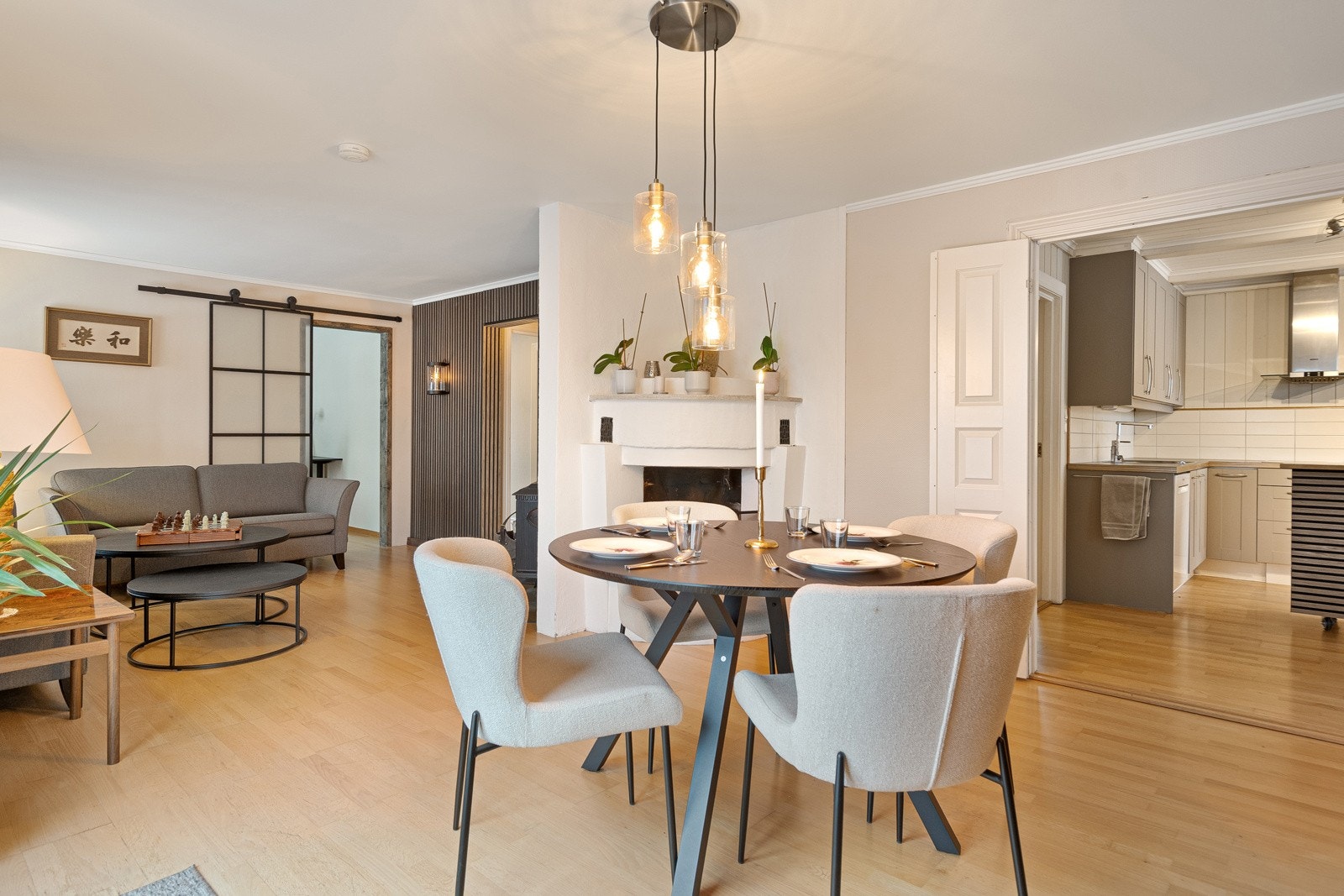 Spisestuen ligger i tilknytning til stuen og gir gode rammer for både hverdagsmåltider og selskapelige anledninger. Galleribilde