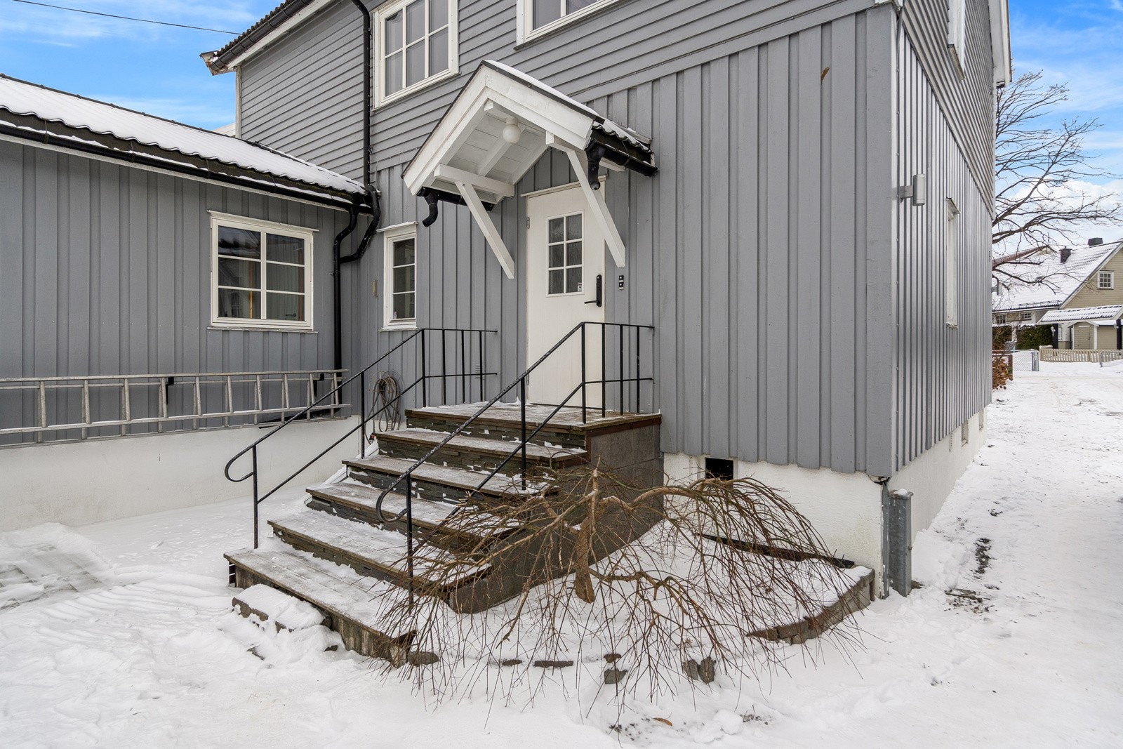 Eiendommen byr på svært hyggelige utearealer med gode solforhold. Galleribilde