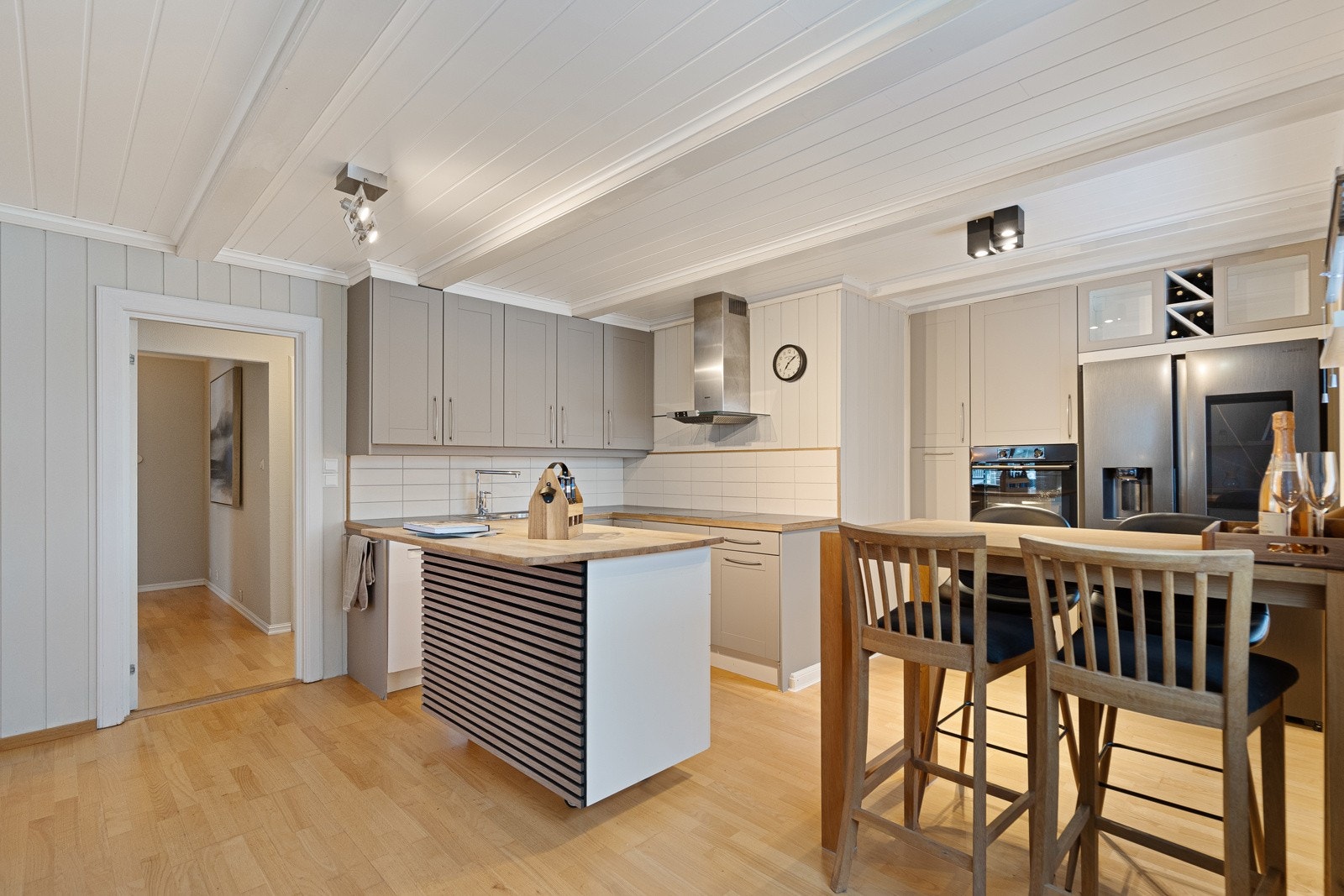 Kjøkkenet er romslig og funksjonelt, med godt med skap- og benkeplass Galleribilde