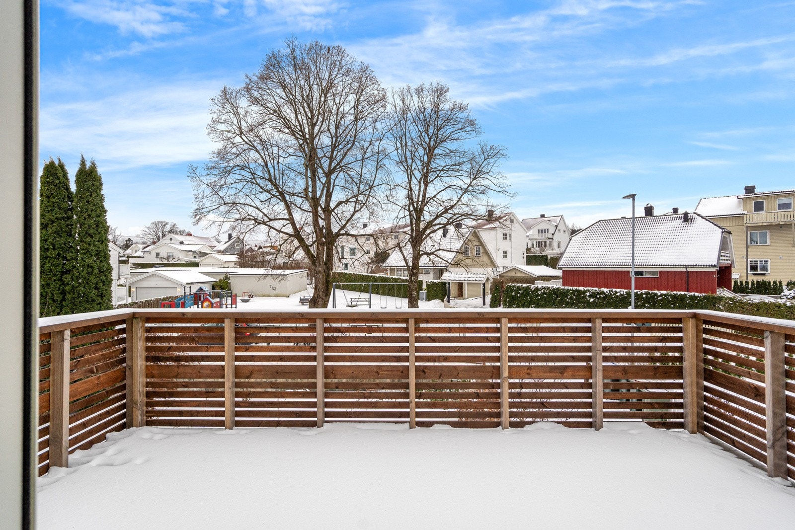 Fra kjøkkenet er det utgang til en stor vestvendt balkong med svært gode solforhold. Balkongen er et attraktivt uteområde med plass til utemøbler, og blir et naturlig samlingspunkt på varme dager og lune kvelder. Galleribilde