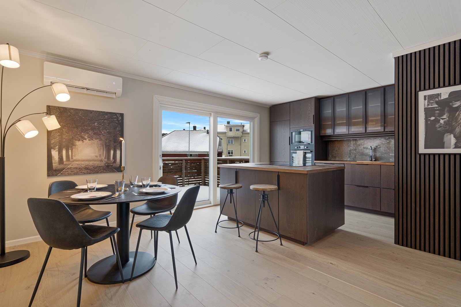 Stue og spisestue i 2. etasje er lyse og trivelige, med god plass til både sofa- og spisegruppe. Galleribilde