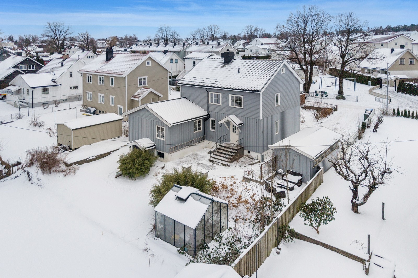 Eiendommen har en attraktiv og sentral beliggenhet i Gamborgs gate på Ørsnes, i et etablert og barnevennlig boligområde. Galleribilde