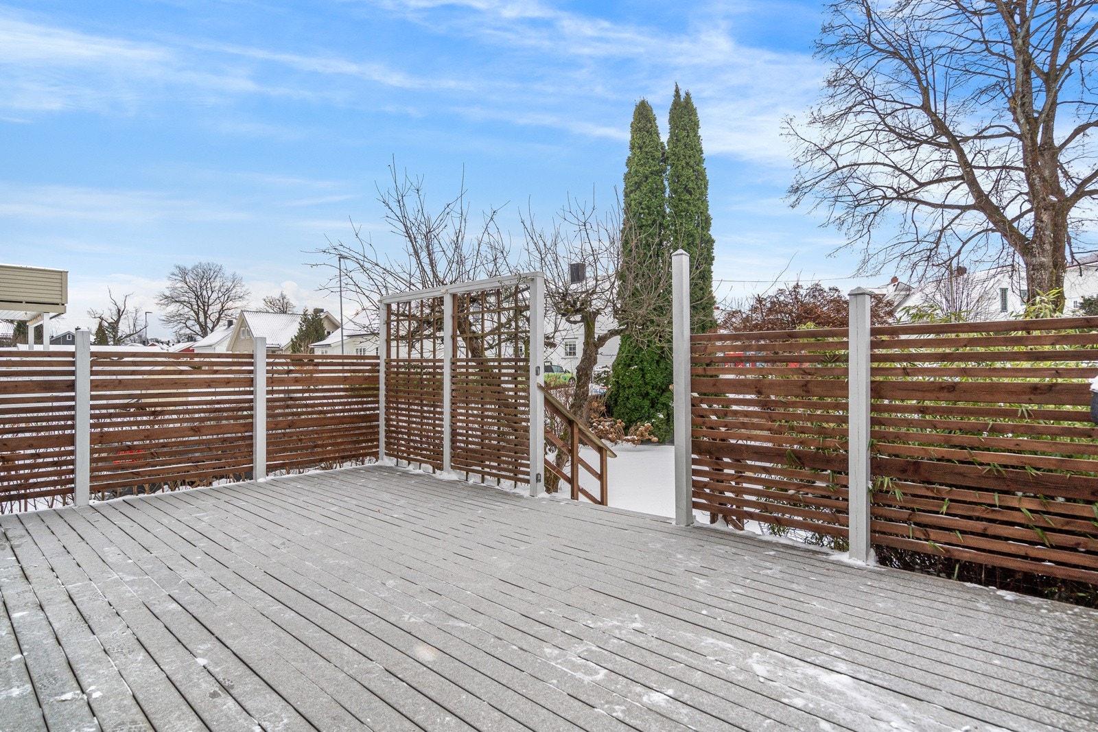 Herfra er det direkte utgang til en solrik terrasse som blir en naturlig forlengelse av stuen i sommerhalvåret. Galleribilde