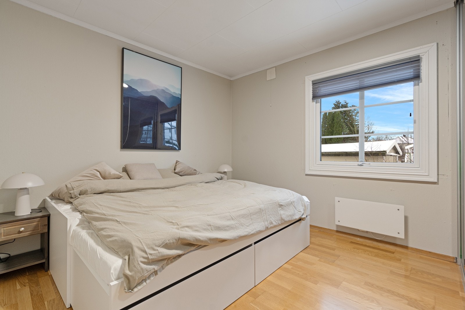 Hovedsoverom i 1. etasje med skyvedørsgarderobe. Galleribilde