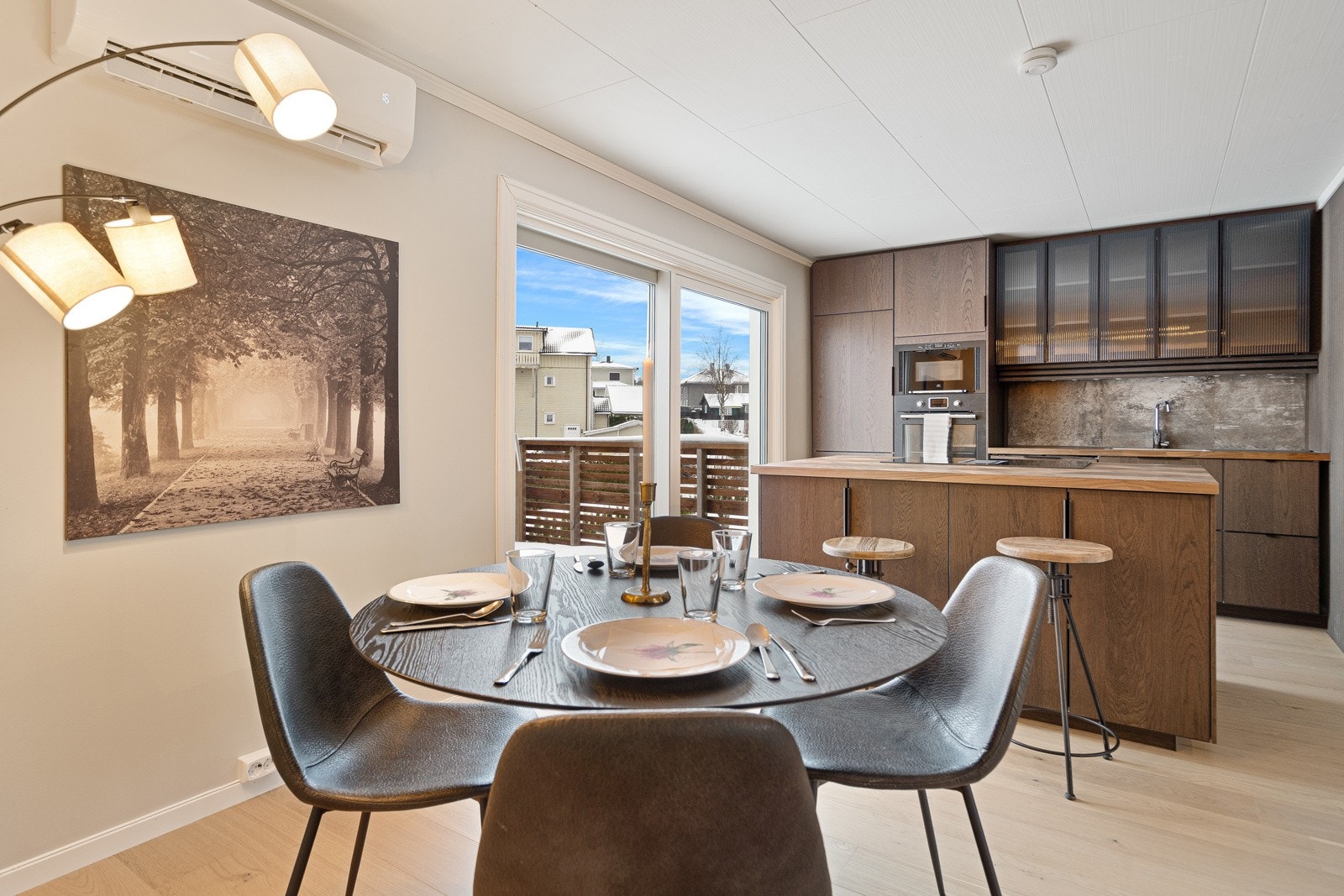 Rommet har en åpen og sosial løsning mot kjøkkenet, som gir en moderne og luftig romfølelse. Galleribilde