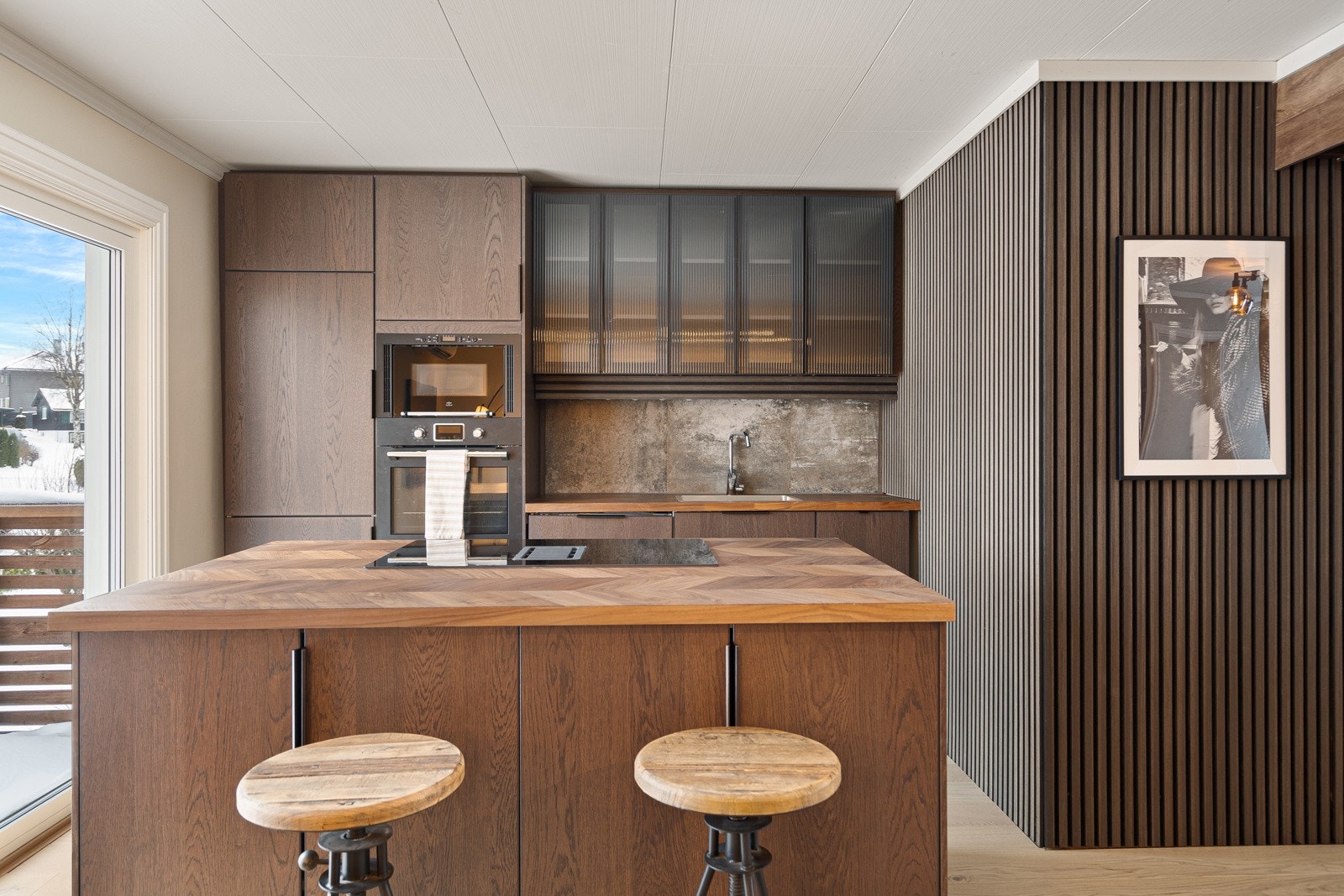 Kjøkkenet er nytt og stilrent, med gode arbeidsflater og god skapplass. Her er det lagt til rette for både hverdagsbruk og hyggelige måltider. Galleribilde