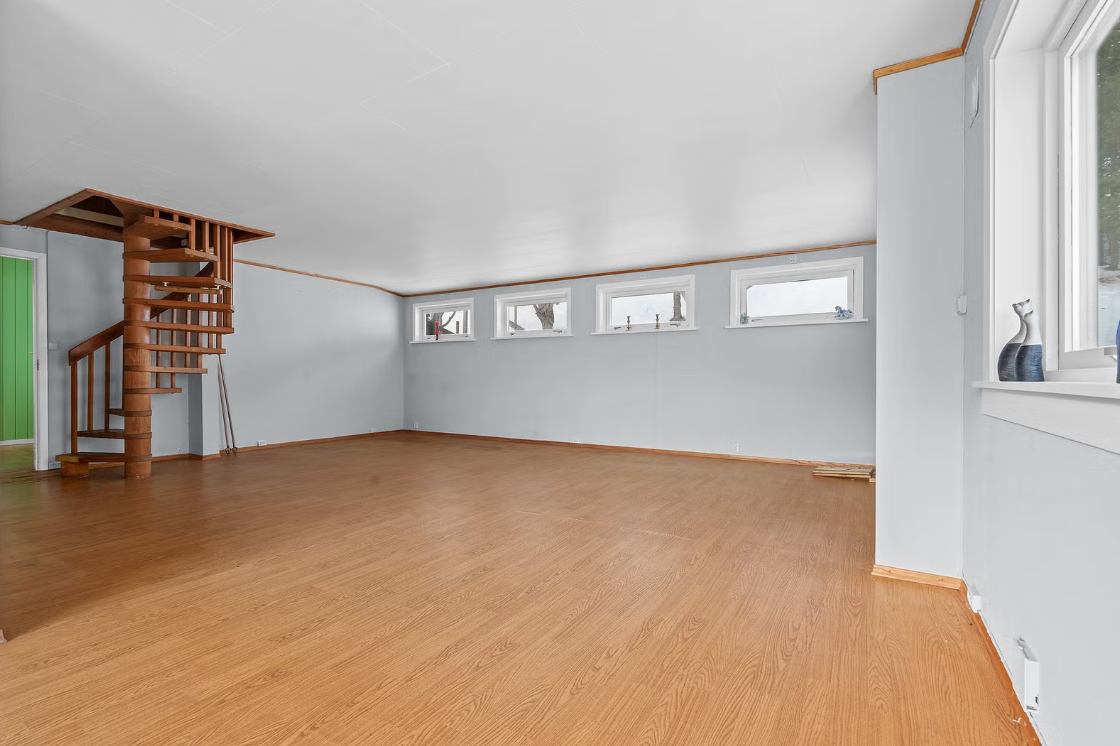 2 etasje. Gang til Stue, Stig til 3. etasje, stor plasser til to nye soveromer (to vinduer hvert rom) mot hage. Galleribilde