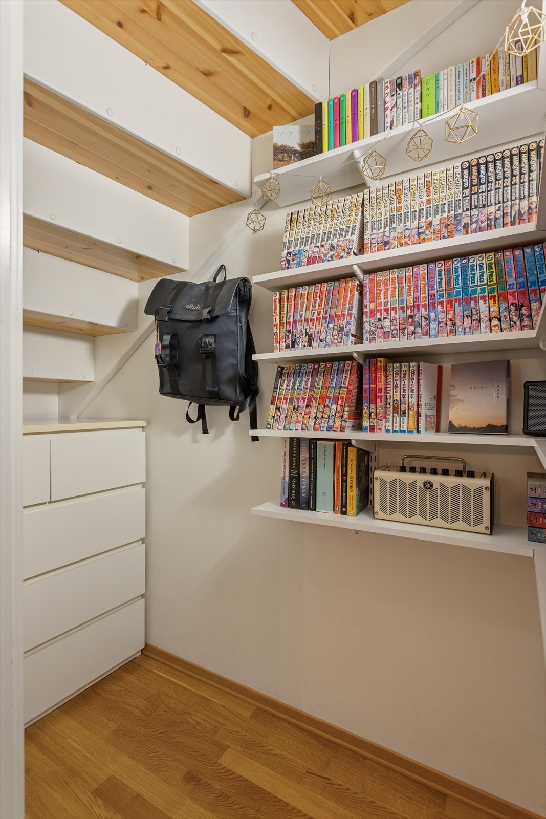 Under trappen er det innredet med kommode og hyller for ekstra oppbevaring. Galleribilde