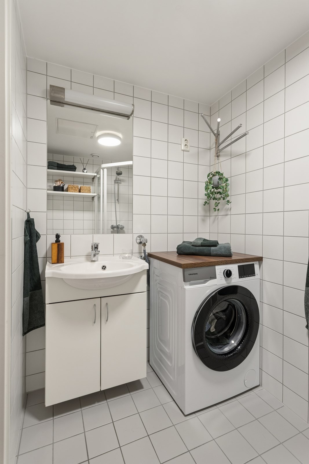 Leiligheten har et delikat, flislagt baderom fra 2007 med downlights og gulvvarme. Galleribilde