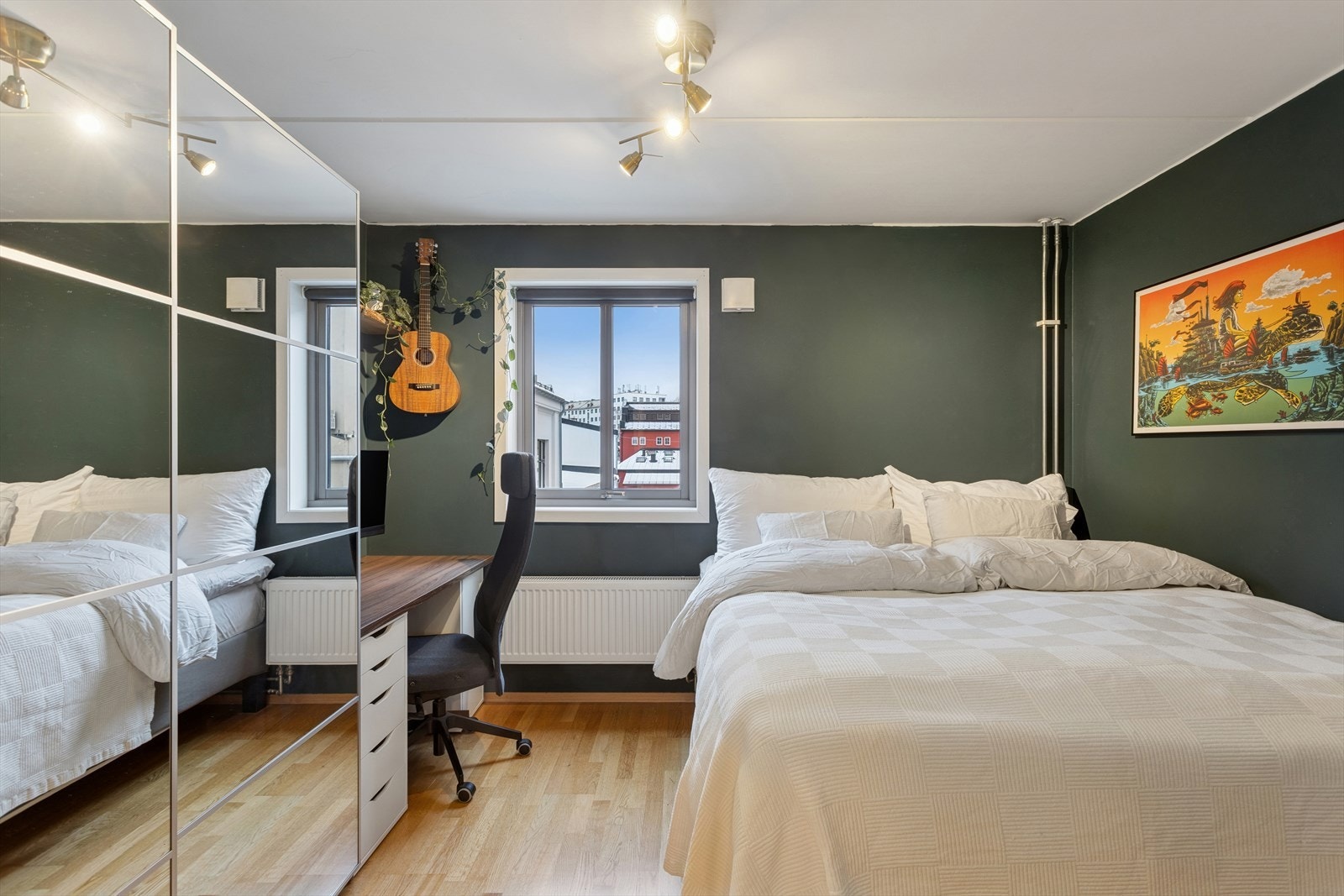 Soverommet er av god størrelse og er i dag innredet med stor seng på 180 cm, garderobeløsning og skrivepult. Galleribilde