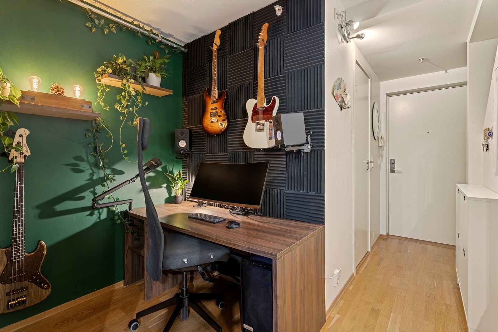 Det er festet skumplater på vegg med lim, som kan fjernes. Galleribilde