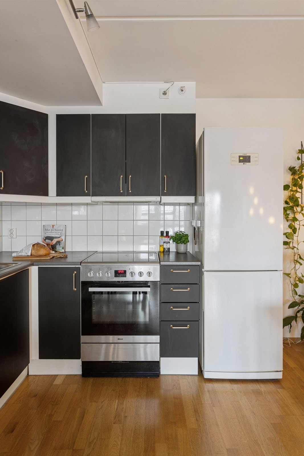 Det er laminat benkeplate med fliser på bakvegg og frittstående hvitevarer som komfyr, oppvaskmaskin, kjøl/- fryseskap. Dette er et nyere bygg og det er mekanisk avtrekksanlegg over kokesone. Galleribilde