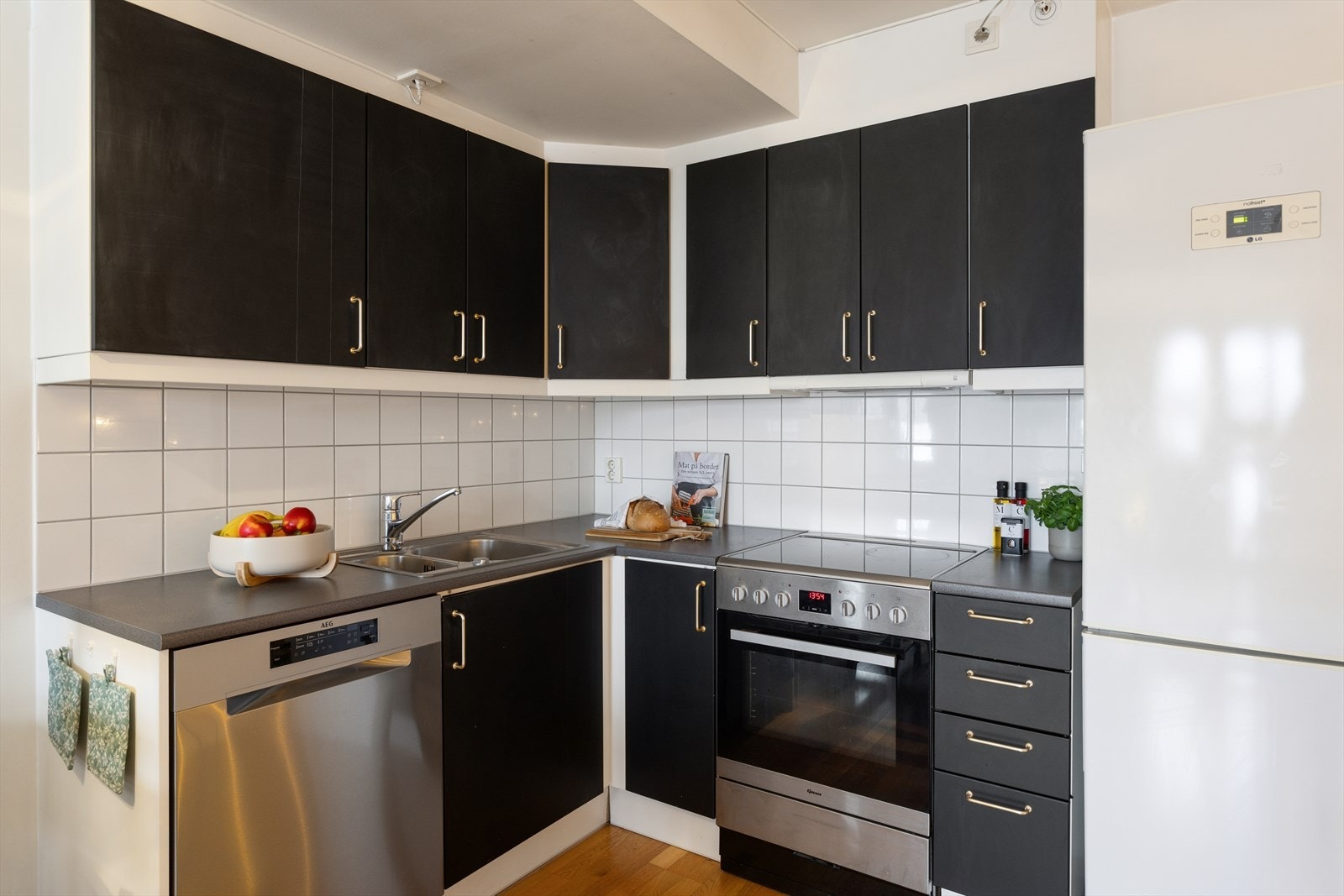 Kjøkkeninnredningen består av glatte folierte skapfronter belagt med tavlefolie, i følge tidligere annonse er det hvite kjøkkenfronter under folien. Galleribilde