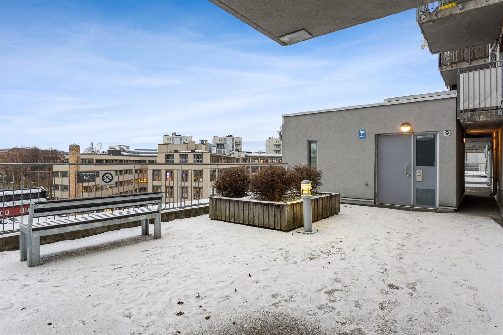 Takterrasse og inngangsparti til leilgiheten. Galleribilde