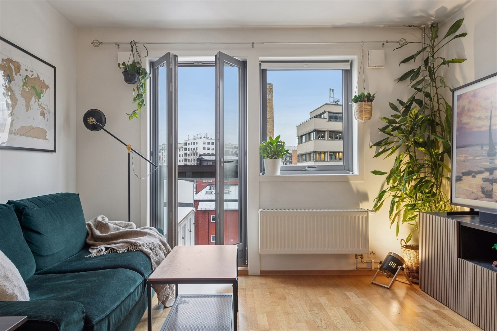 Fra stuen er det utgang til en sydøstvendt fransk balkong som vender mot rolig område. Galleribilde