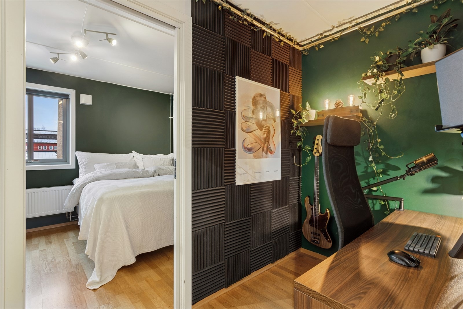 Utenfor soverommet er det i dag innredet med kontor/studio. Galleribilde