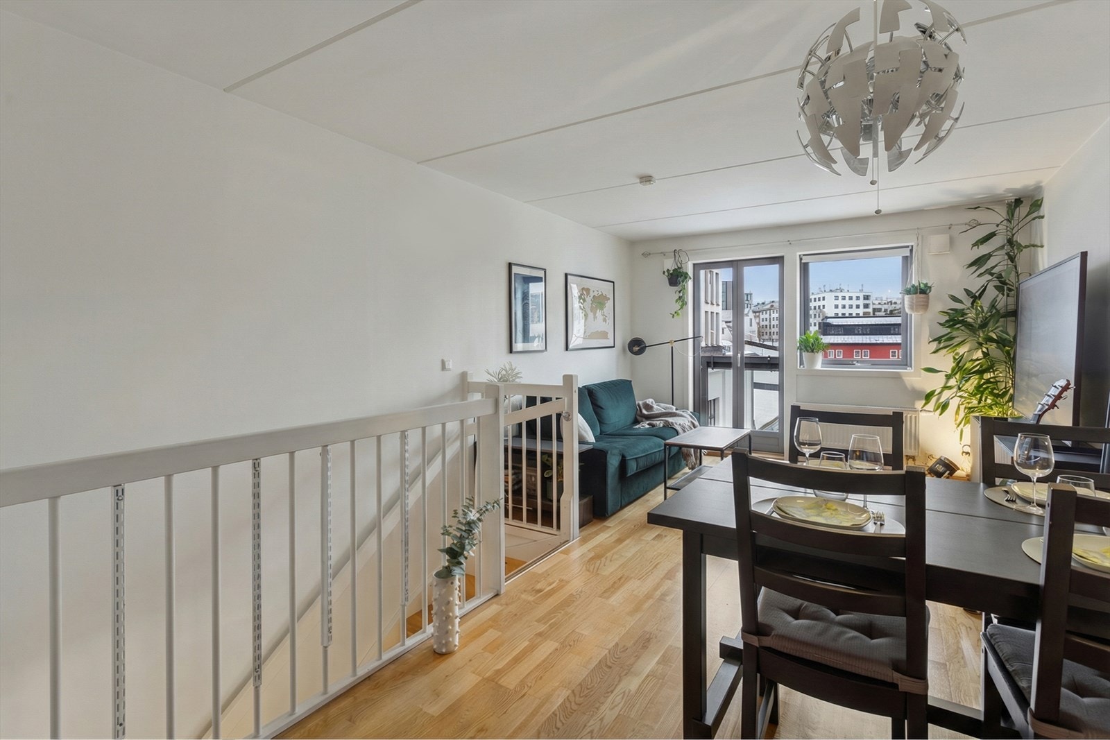 I tilknytning kjøkkenet er det plass til en hyggelig spisegruppe. Galleribilde